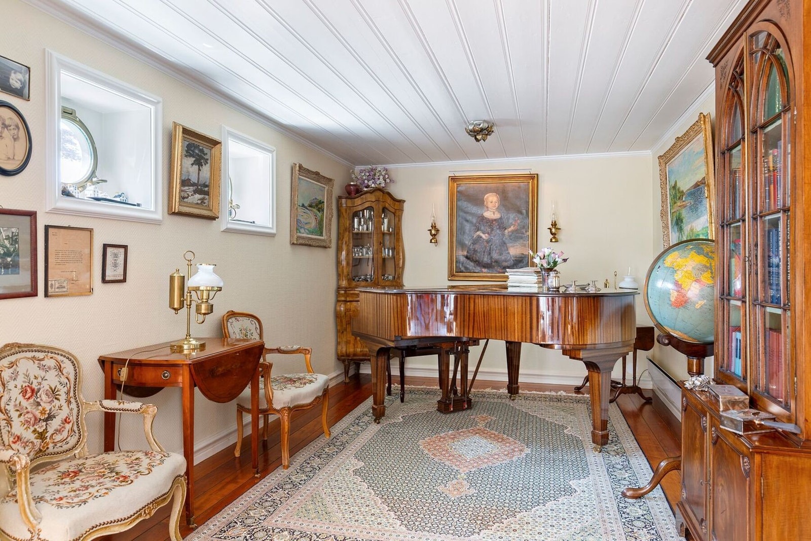 Elegant bibliotek/stue med flygel og klassiske detaljer. Galleribilde
