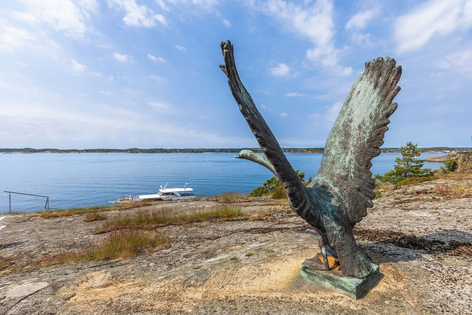 Dekorativ skulptur plassert på svabergene, med utsikt over sjøen og den omkringliggende skjærgården. Galleribilde