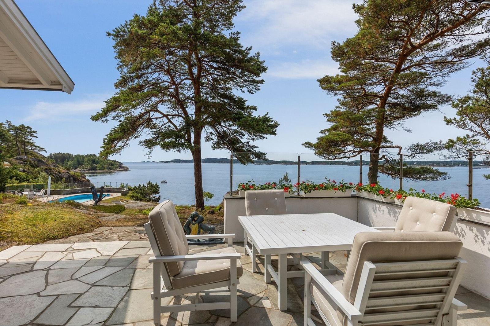 Solrik terrasse med fantastisk sjøutsikt og god plass til utemøbler. Galleribilde