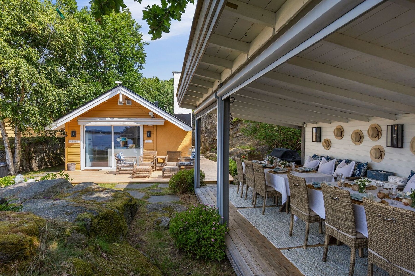 Stor overbygd spiseplass med god plass til familie og gjester, perfekt for lange sommerdager og hyggelige selskaper. Galleribilde