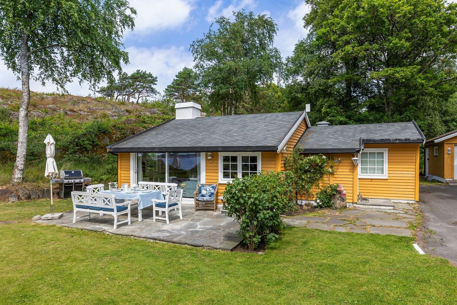 Sjarmerende gjestehus med egen terrasse og hyggelige uteplasser. Galleribilde
