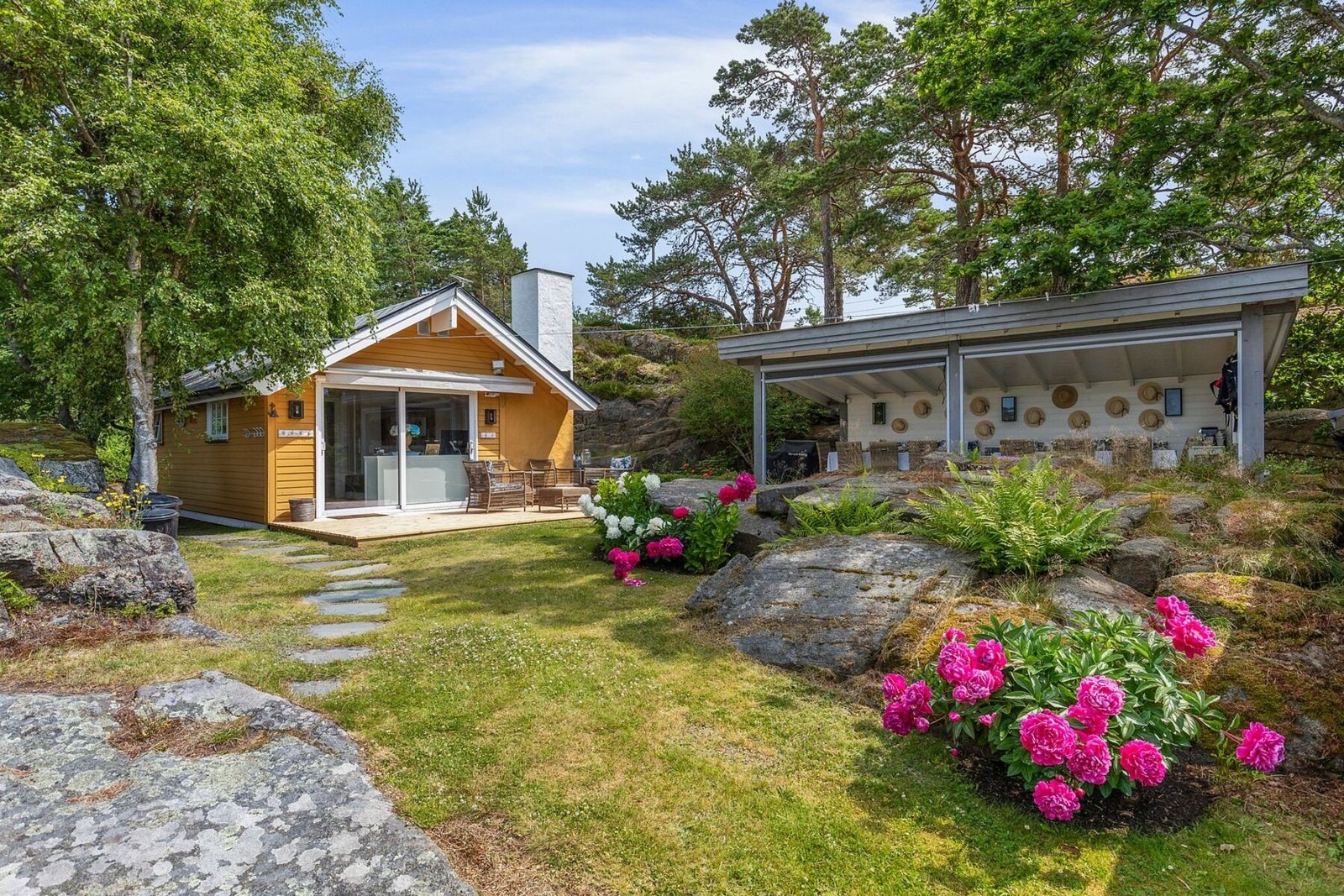 Sjarmerende gjestehus med egen terrasse, omgitt av vakker natur og flotte uteoppholdssoner. Galleribilde