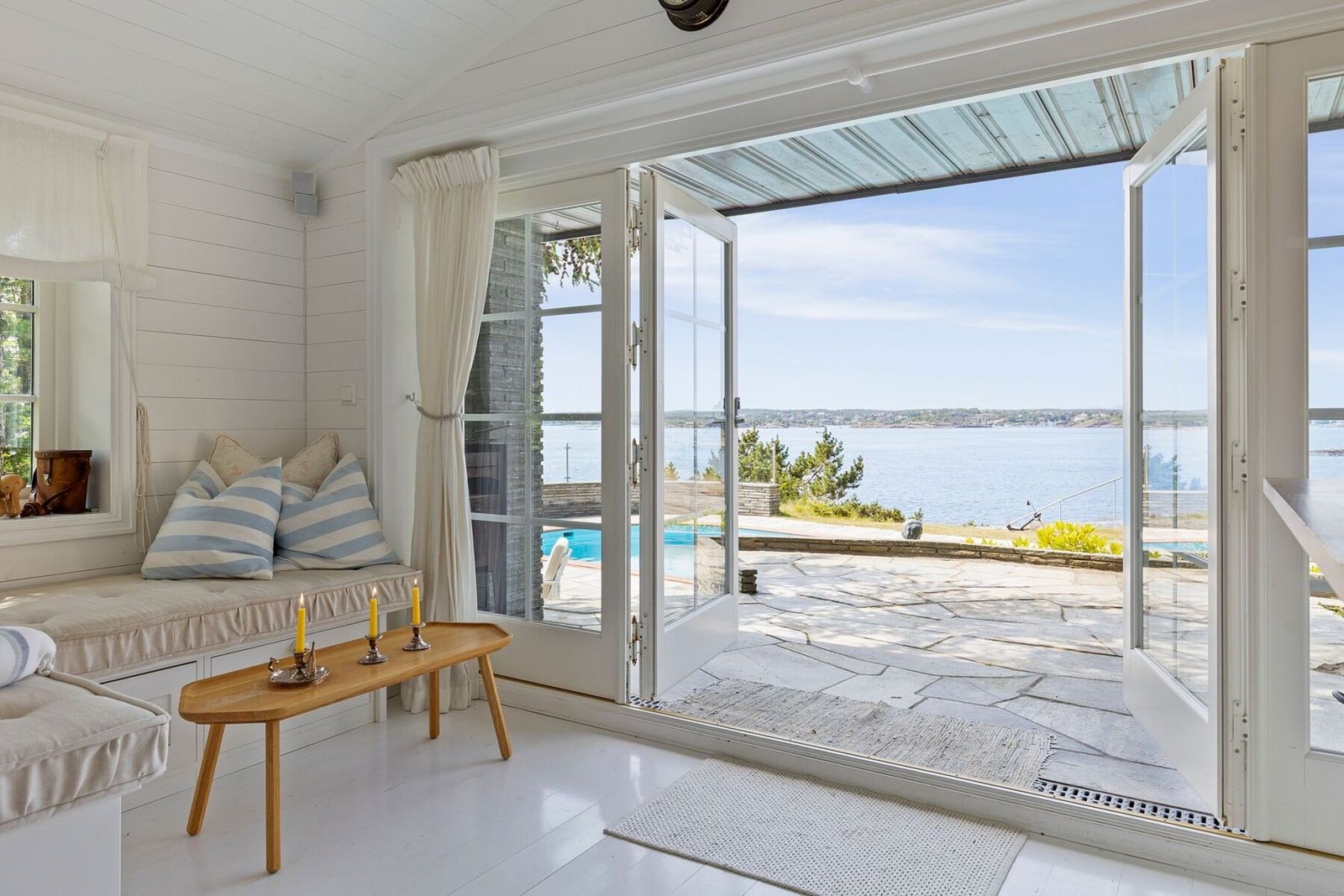 Gjestehus med direkte adkomst til terrasse, basseng og sjøutsikt. Galleribilde