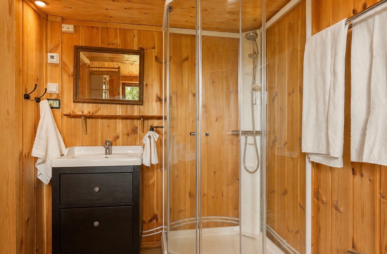 Rom for personlig hygiene har vinylbelegg på gulvet og trepanel på vegger og himling. Her er det montert dusjkabinett, servantinnredning, bidé samt påfyllingstank for vann. Galleribilde