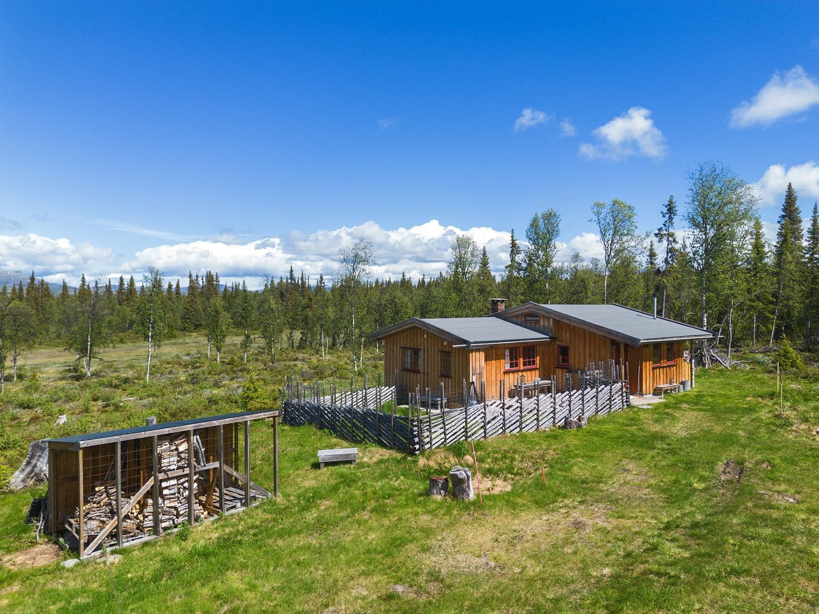 Dette er en koselig eiendom i lune og fine omgivelser på Lomtjednhaugen ved Rolistølen, ca. 875 moh. Galleribilde