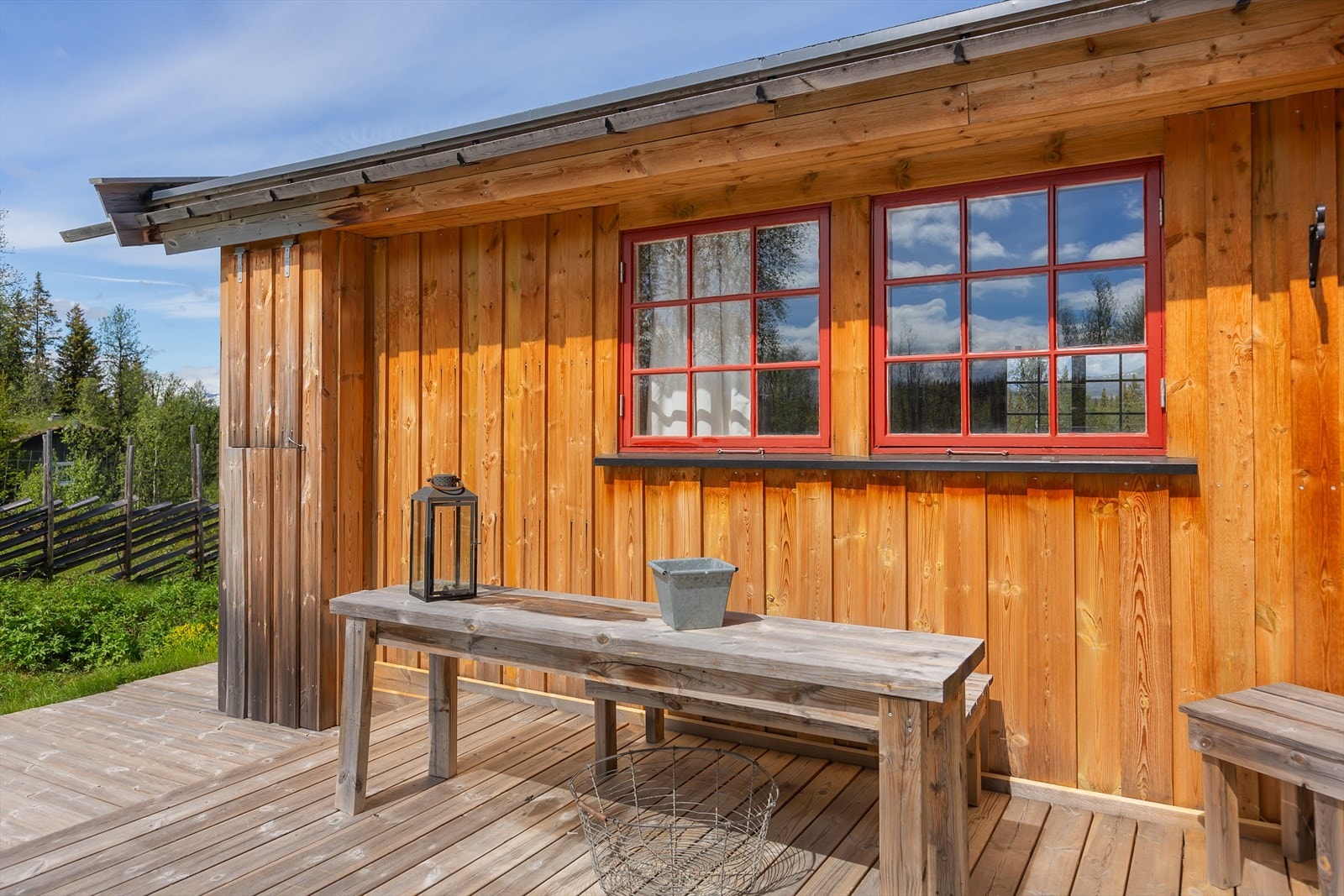På hyttas nordside finner du en romslig terrasse hvor du kan nyte lange sommerdager med utsikt over det vakre landskapet. Galleribilde