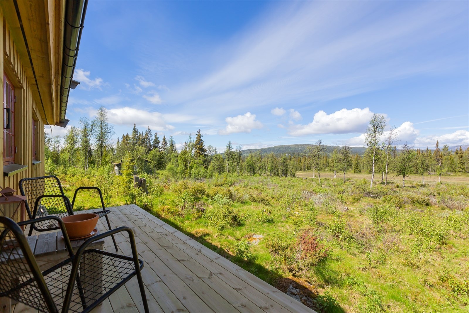 Terrassen danner en naturlig ramme for hyggelige måltider og sosiale sammenkomster med familie og venner. Galleribilde