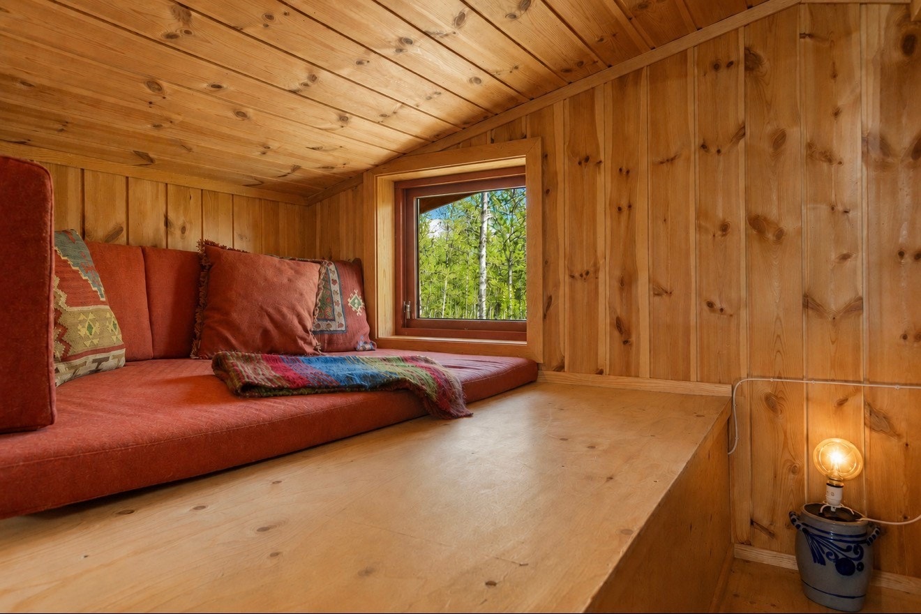 Hemsen er innredet med både sitteplass og ekstra sengeplasser. Galleribilde