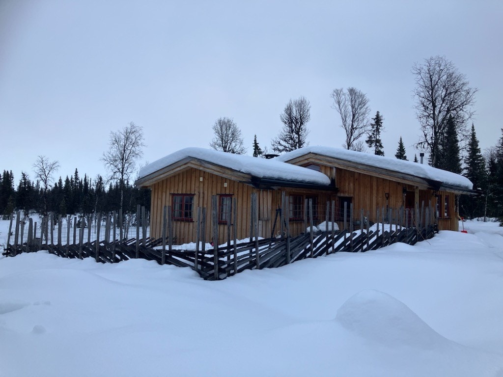 Om vinteren finner en oppkjørte skiløyper ca. 500 m fra hytta. Området byr på et fantastisk løypenett med løyper som passer for både store og små. (Selgers foto). Galleribilde