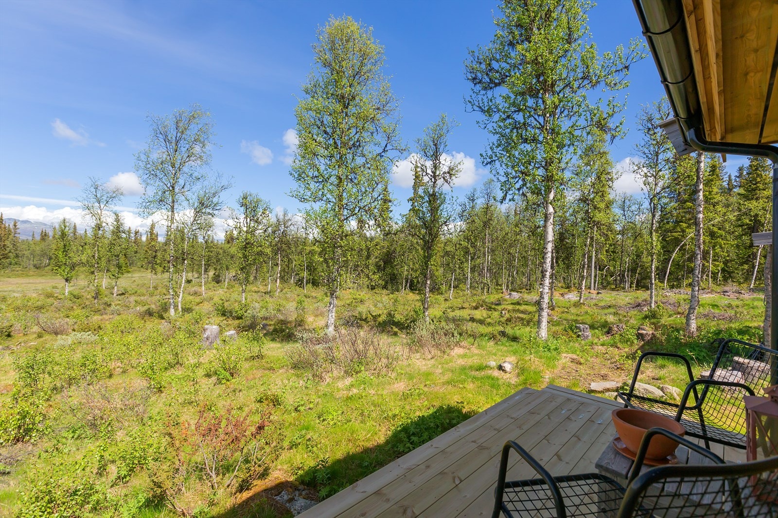 Her er en midt i et vakkert turområde sommer som vinter, og en kan gå turer i urørt terreng, plukke bær og sopp og bade i friske fjellvann. Galleribilde