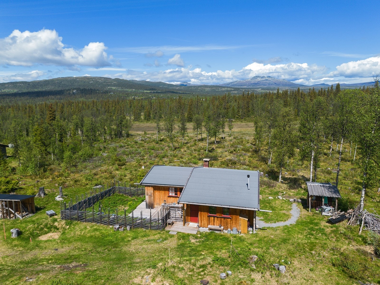 Velkommen til Lomtjednhaugen 12! (Fotograf: Q Marketing Photo v/ Ingvild Sveen Joplassen) Galleribilde