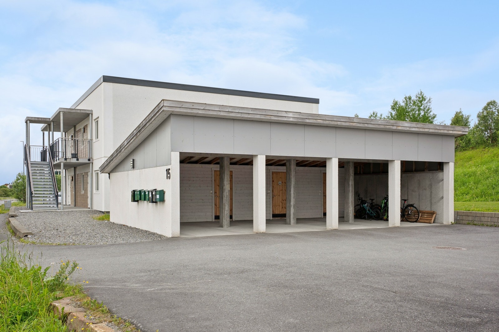 Til leiligheten hører egen parkeringsplass i felles carportanlegg. Galleribilde