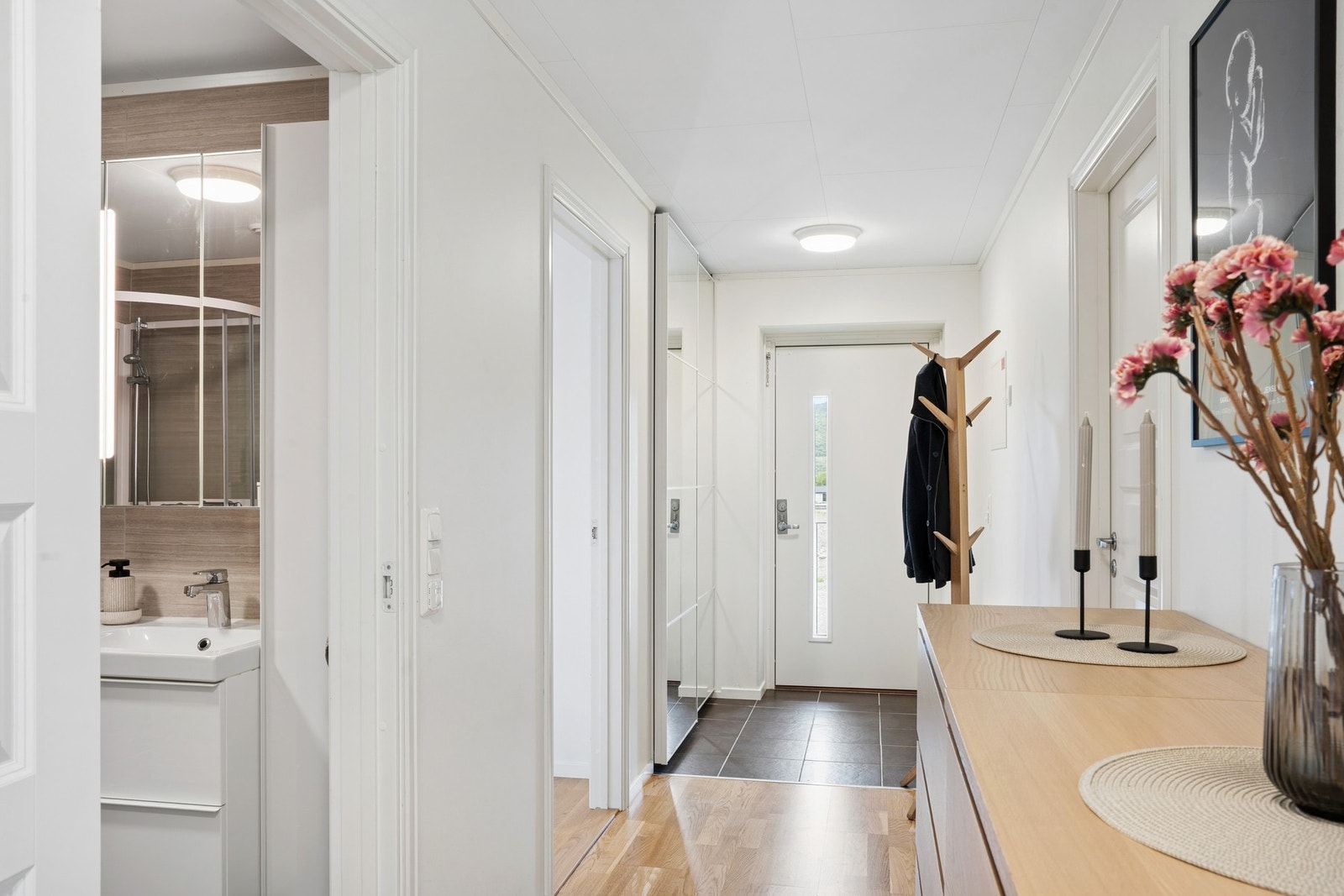 Fra gangen er det adkomst til bad, soverom og den åpne stue- og kjøkkenløsningen. Galleribilde