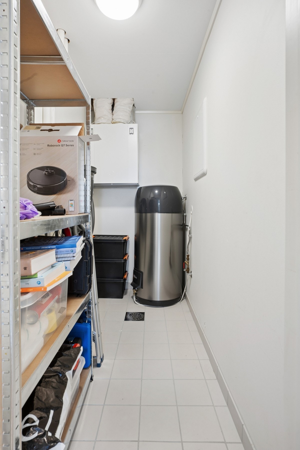 Innvendig bod med sentralstøvsuger, ventilasjonsaggregat og varmtvannsbereder. Galleribilde