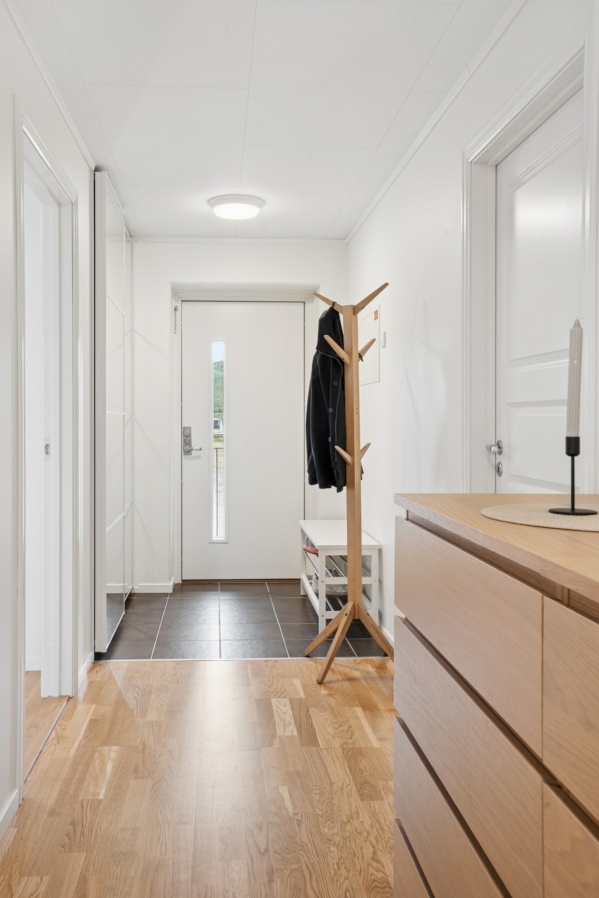 Entré med flislagt gulv og gulvvarme i den ytterste delen. Galleribilde