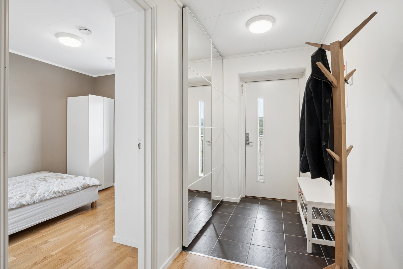 Gangen har god plass til oppbevaring og binder leilighetens rom sammen. Galleribilde