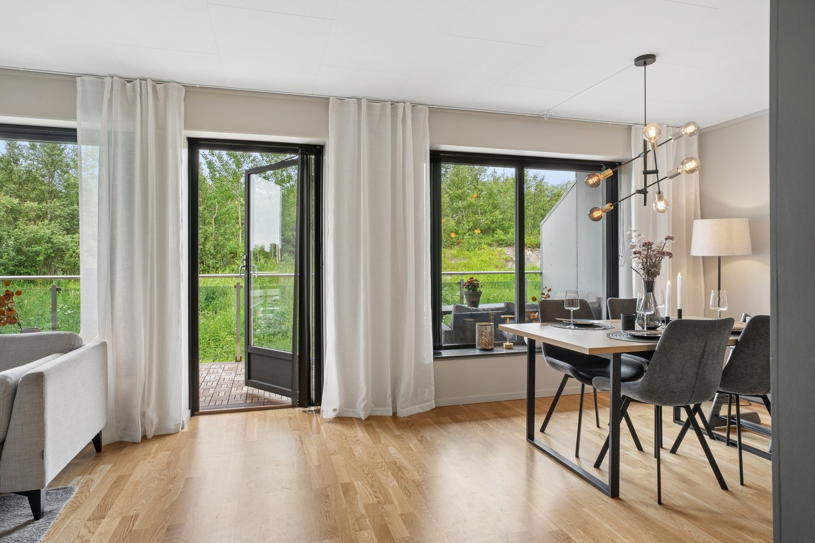 Store vindusflater og direkte utgang til balkongen fra stuen. Galleribilde