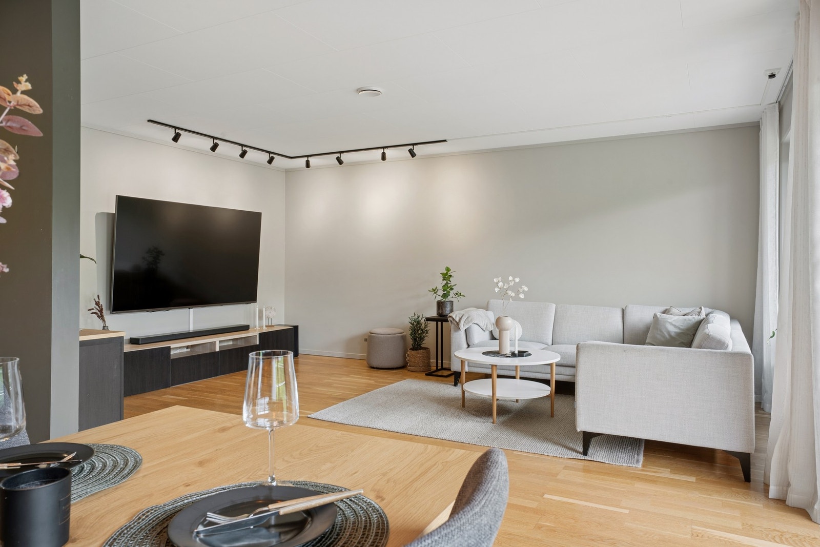 Stuen har god plass til både sofagruppe og spisebord. Galleribilde