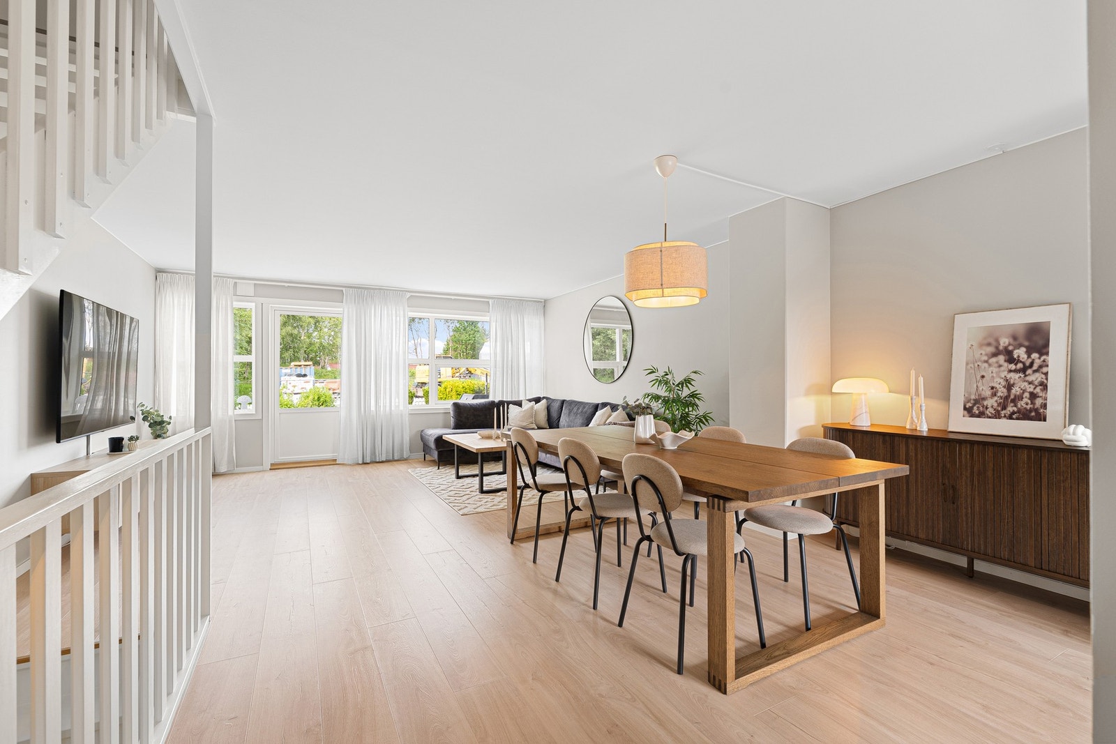 Det er god plass til spisebord mellom kjøkken og stue. Galleribilde