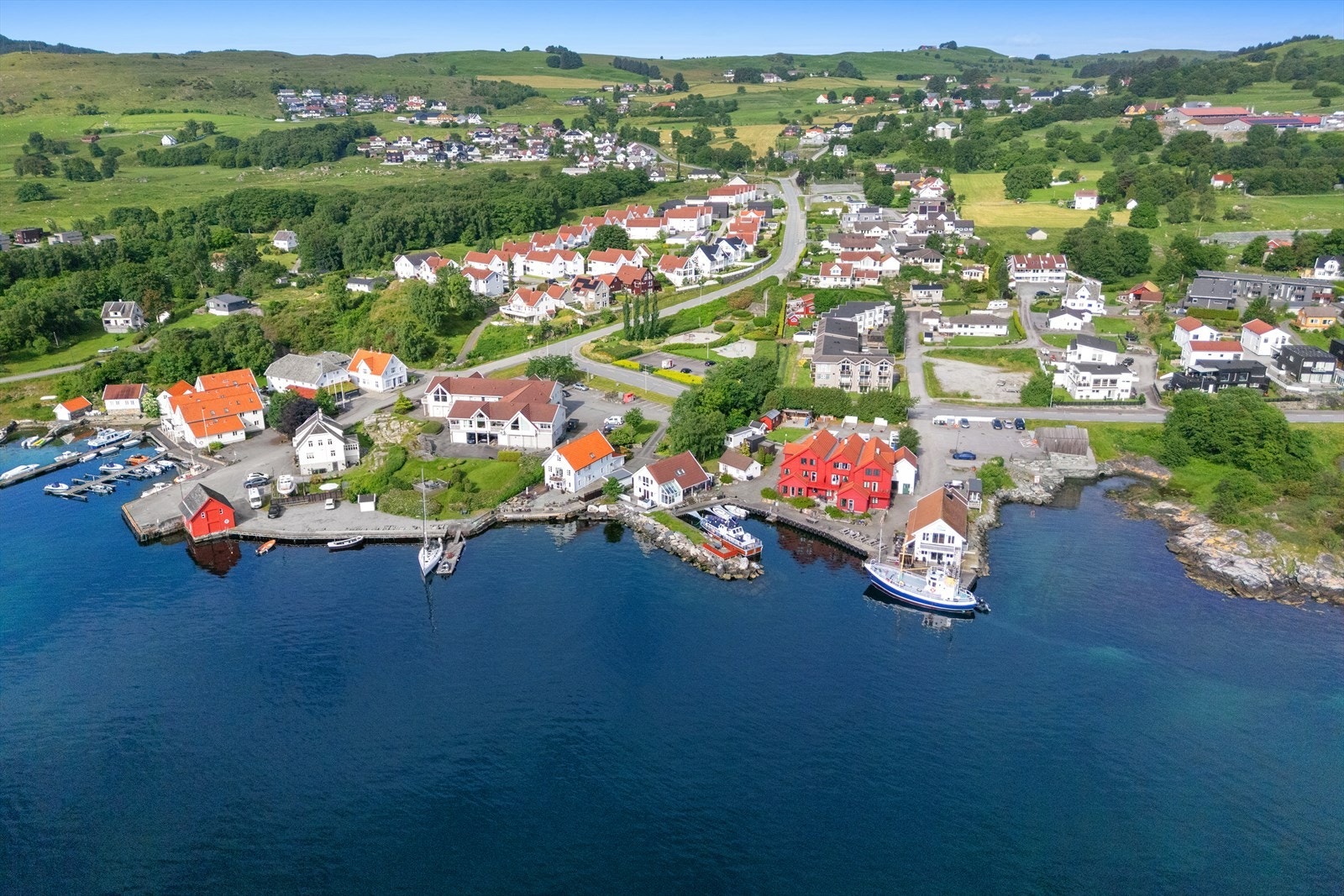 I Østhusvik finner du blant annet butikk, pub, hotell og restaurant. Galleribilde