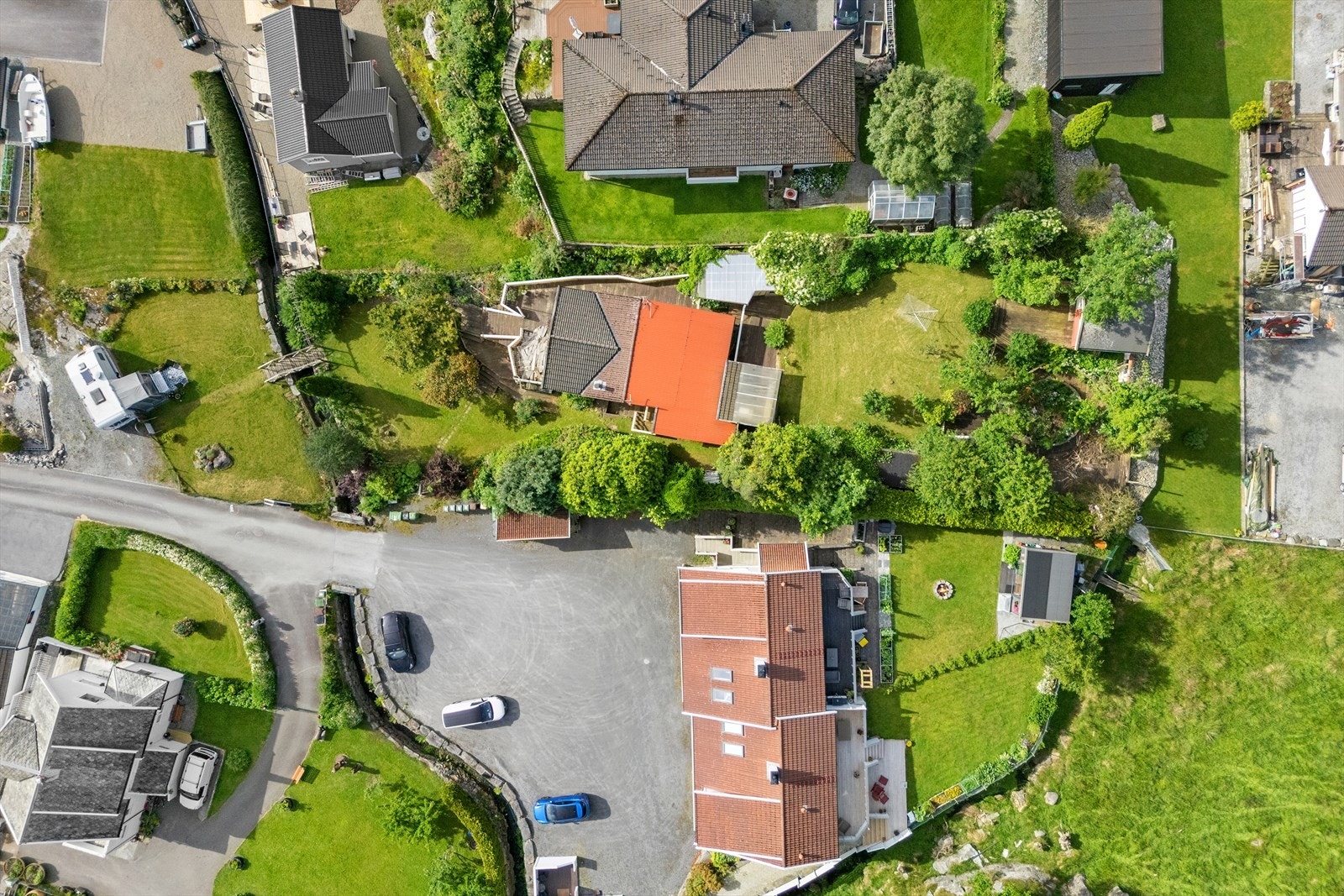 Tomten er opparbeidet med plen og terrasser, og har en bekk som krysser eiendommen. Galleribilde