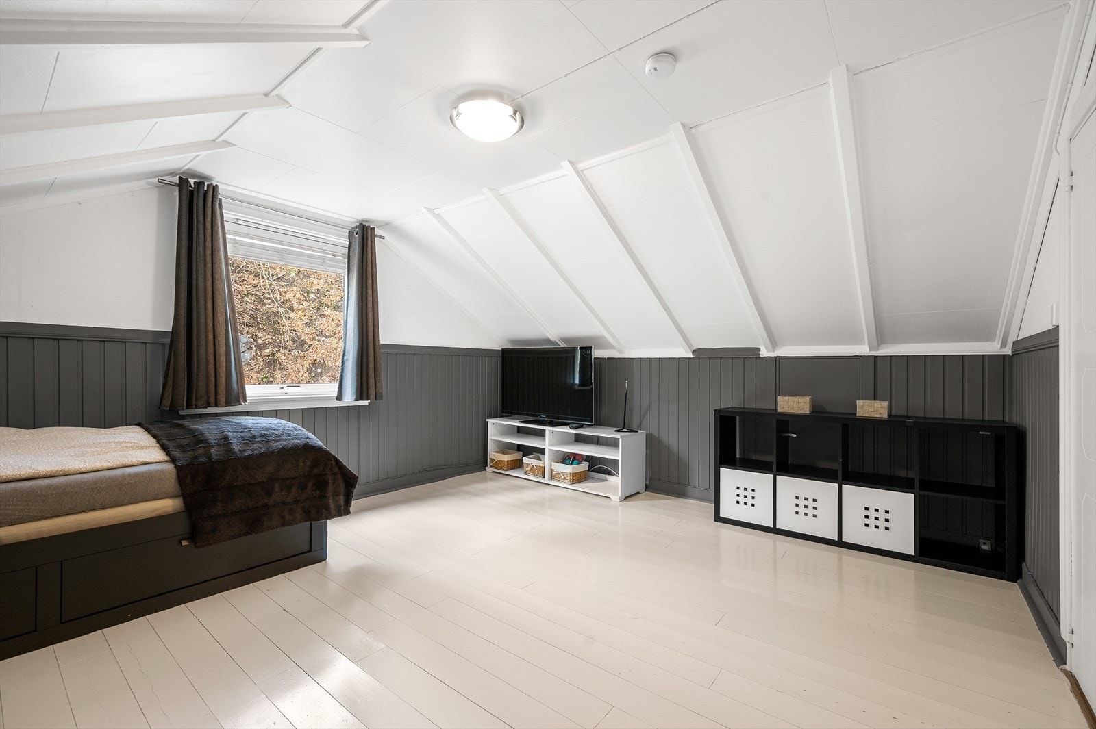 Romslig soverom med god plass til dobbeltseng og annet møblement. Galleribilde