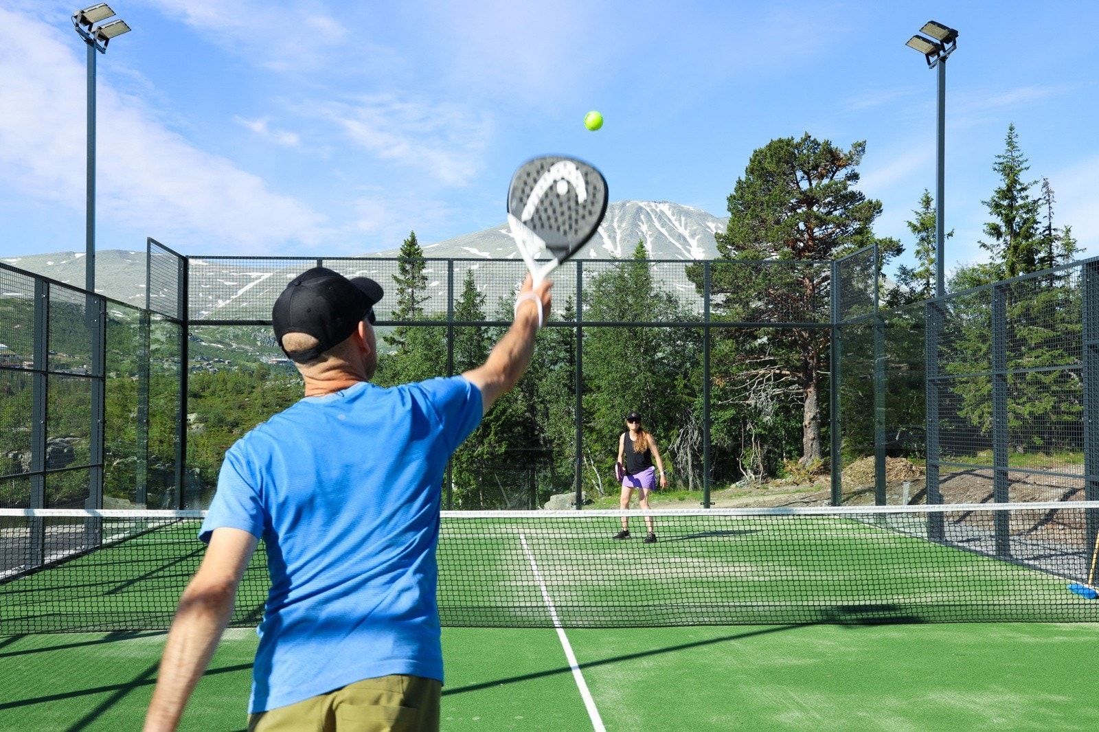 Gaustablikk Fjellresort har 2 padelbaner med Kvitåvatn og Gaustatoppen på tribunene Galleribilde