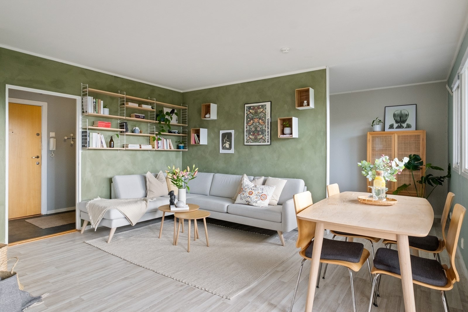Det er god plass til både sofagruppe og spisebord. Galleribilde
