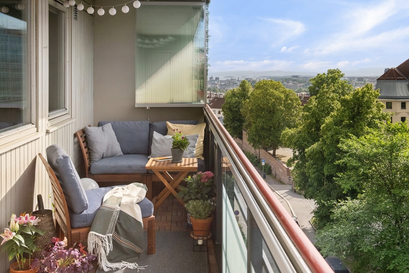 Leiligheten har en fantastisk innglasset balkong på hele 9 m². Balkongen har skyvbare vindusfelt som gir fleksibel bruk gjennom store deler av året. Galleribilde