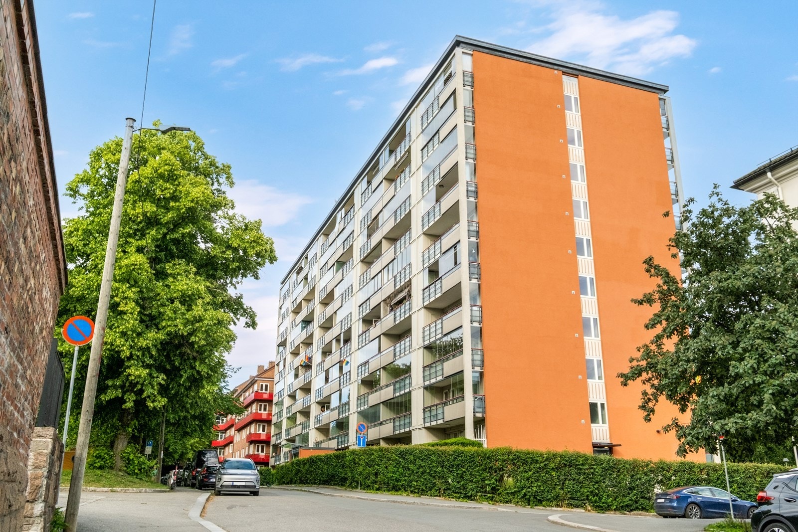 Rosenhoff er et ettertraktet og stemningsfullt boligområde i bydel Grünerløkka. Her bor du i grønne og rolige omgivelser, godt tilbaketrukket fra trafikk, men med kort vei til alt byen har å by på. Galleribilde