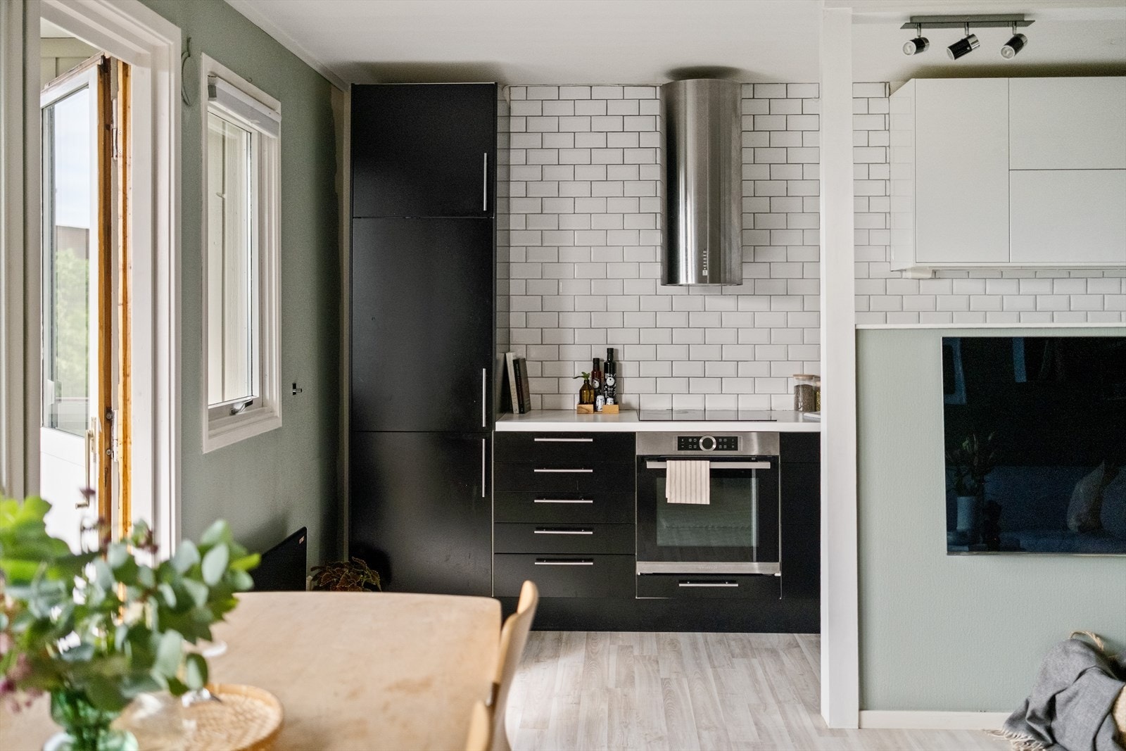 Kjøkkenet er etablert i åpen løsning mot stue, har innredning med glatte fronter og benkeplate av laminat. Galleribilde