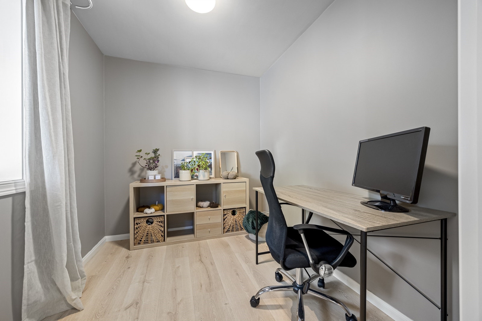 Soverom innredet som kontor. Galleribilde