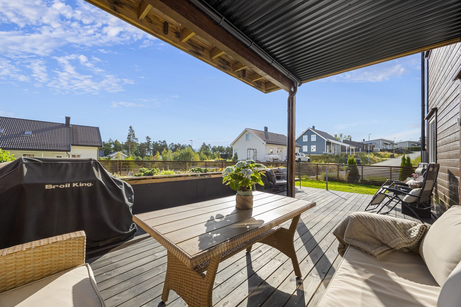 Boligen har en delvis overbygd terrasse og stort plenareal. Galleribilde