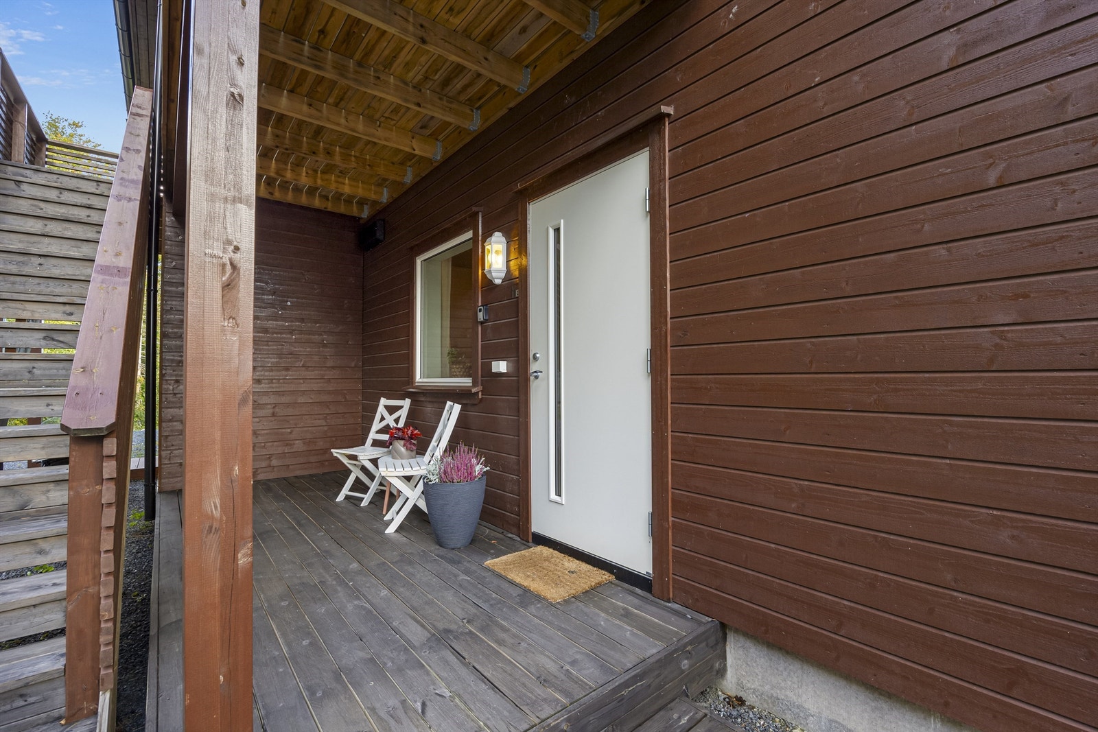 Inngangspartiet er overbygd og består av en liten terrasse. Galleribilde