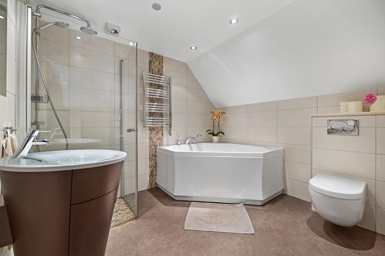 Badet i 2. etasje, som ble pusset opp i 2010, har store vegg- og gulvfliser i ulike grånyanser. Galleribilde