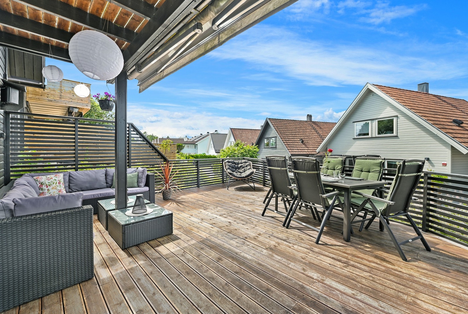 Stuen forlenges av en herlig terrasse med utestikk, belysning og et areal på ca. 40 kvm. Galleribilde