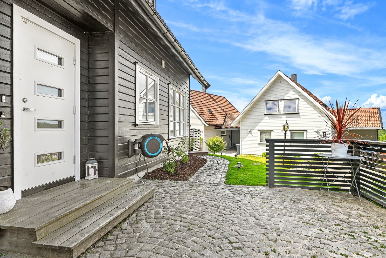Inngangen er overbygd, utstyrt med belysning og ringeklokke. Galleribilde