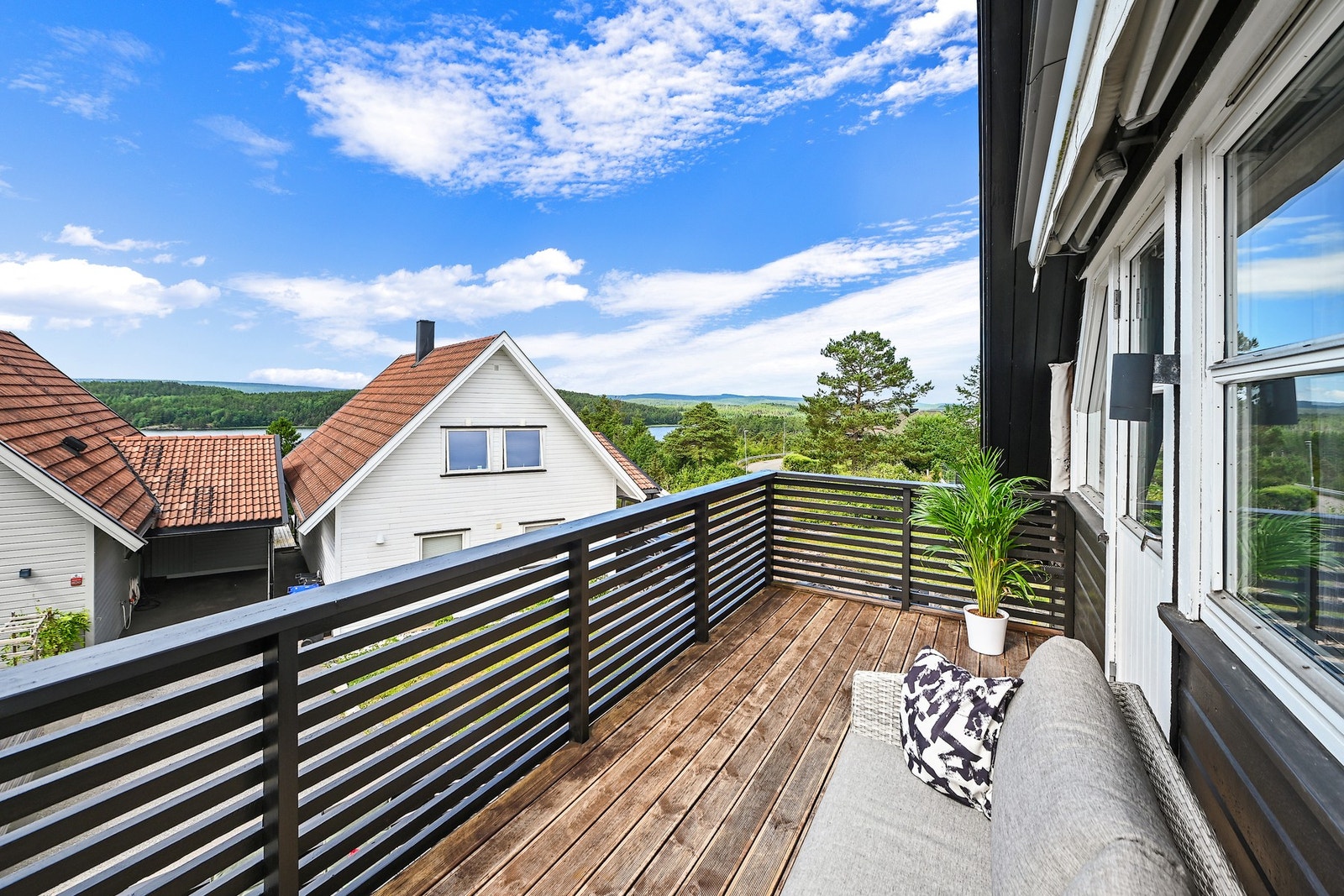 Balkongen måler ca. 9 kvm, og har nydelig utsikt mot Tunevannet. Galleribilde