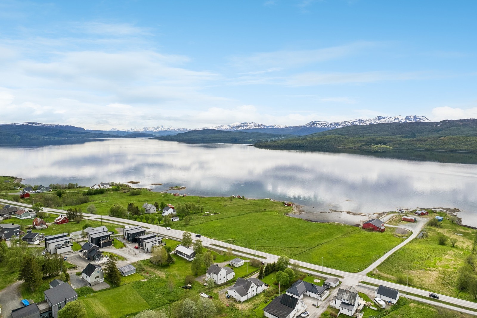 Her bor du med umiddelbar nærhet til sjøen og storslått nordnorsk natur. Galleribilde