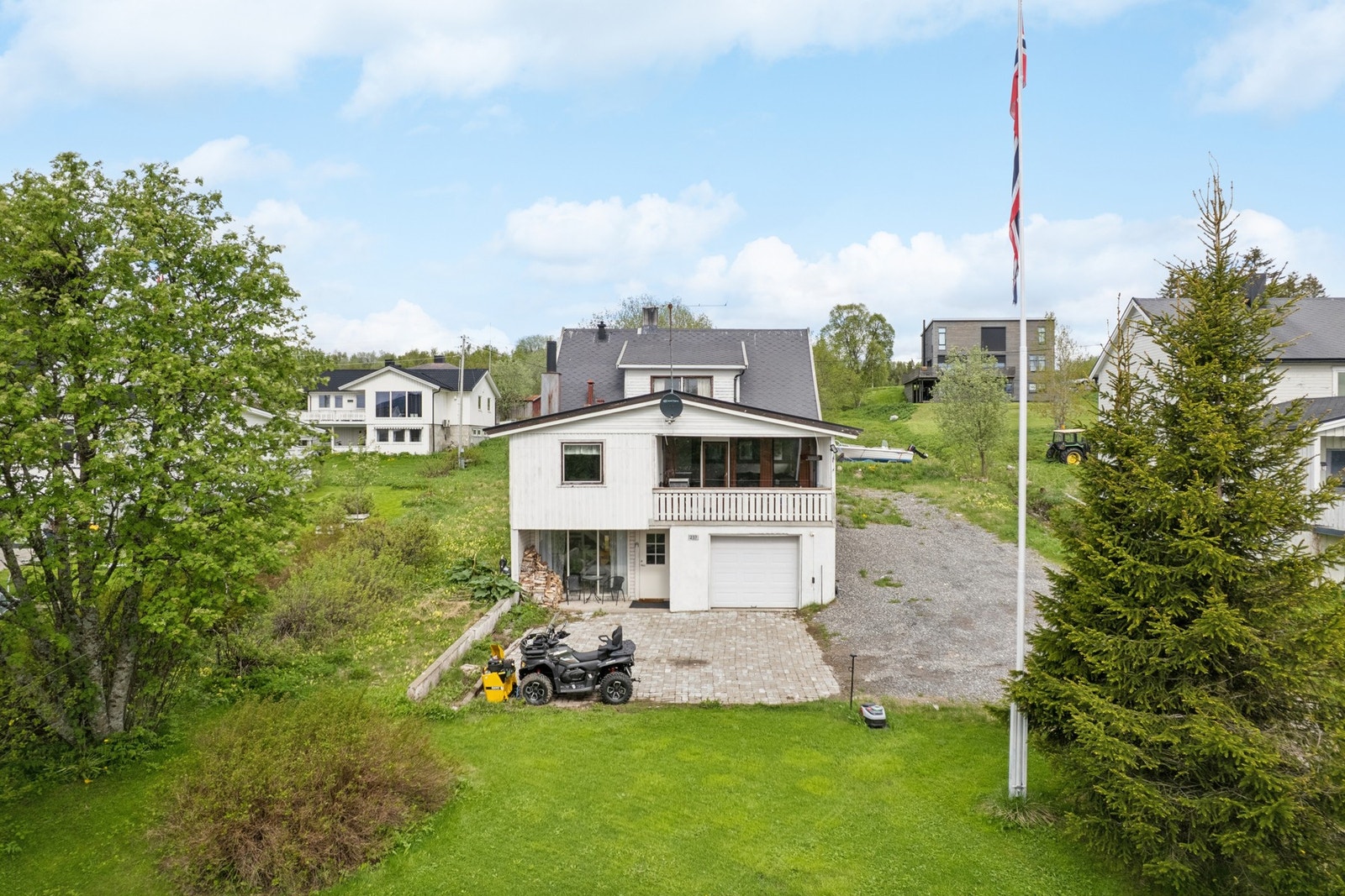Tomten er opparbeidet med plen og gruset innkjørsel. Galleribilde