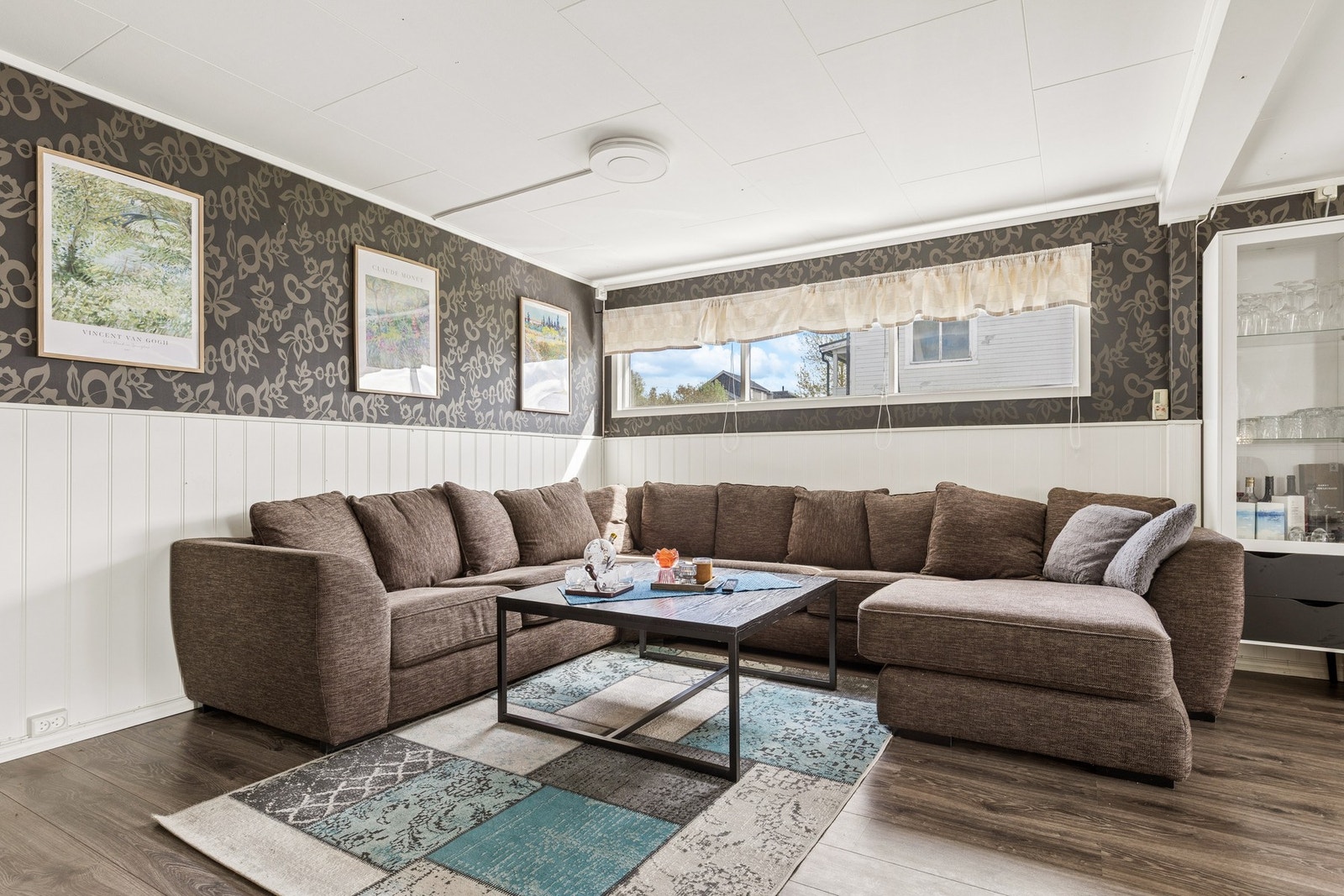 Stuen har god plass til en stor sofagruppe. Galleribilde