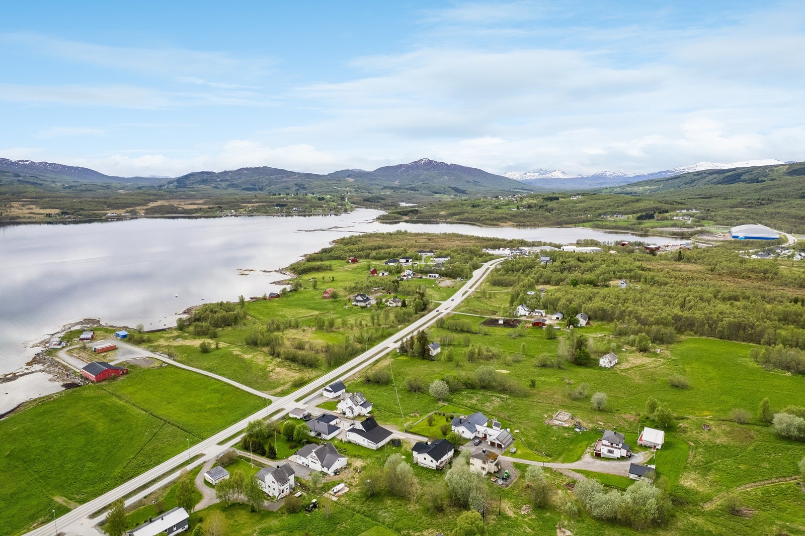 Busstoppet Laukhella Evenbukta ligger kun et par minutters gange fra boligen. Galleribilde