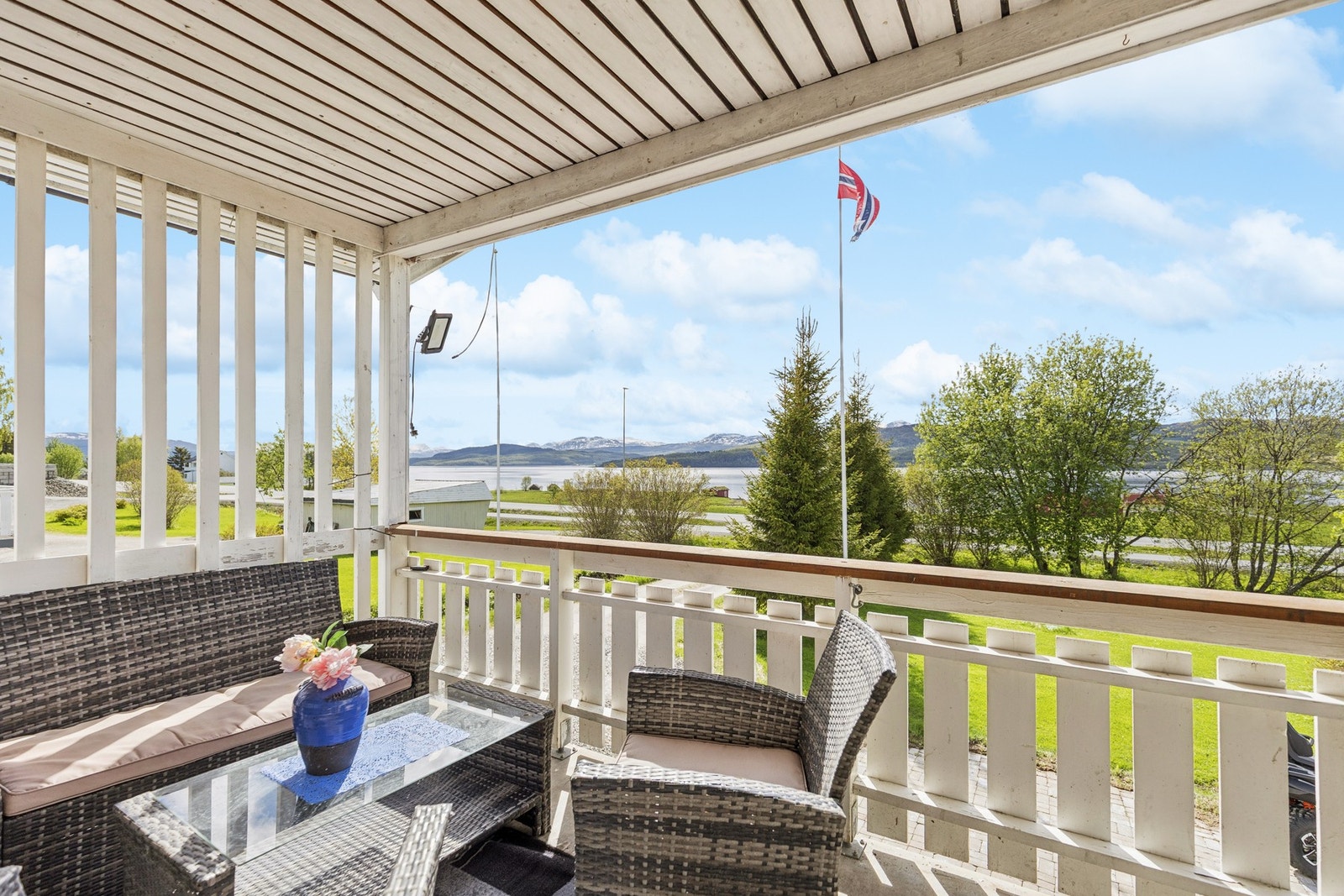Fra balkongen er det fin utsikt over nærområdet og sjøen. Galleribilde