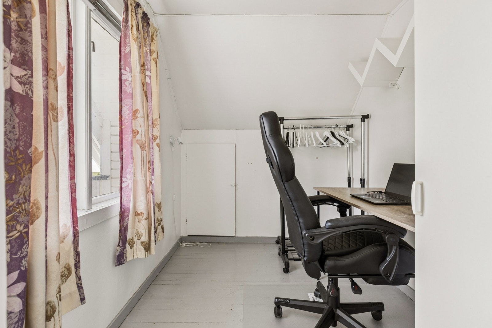 Kontor på loftet, ideelt for hjemmearbeid eller som en lesekrok. Galleribilde