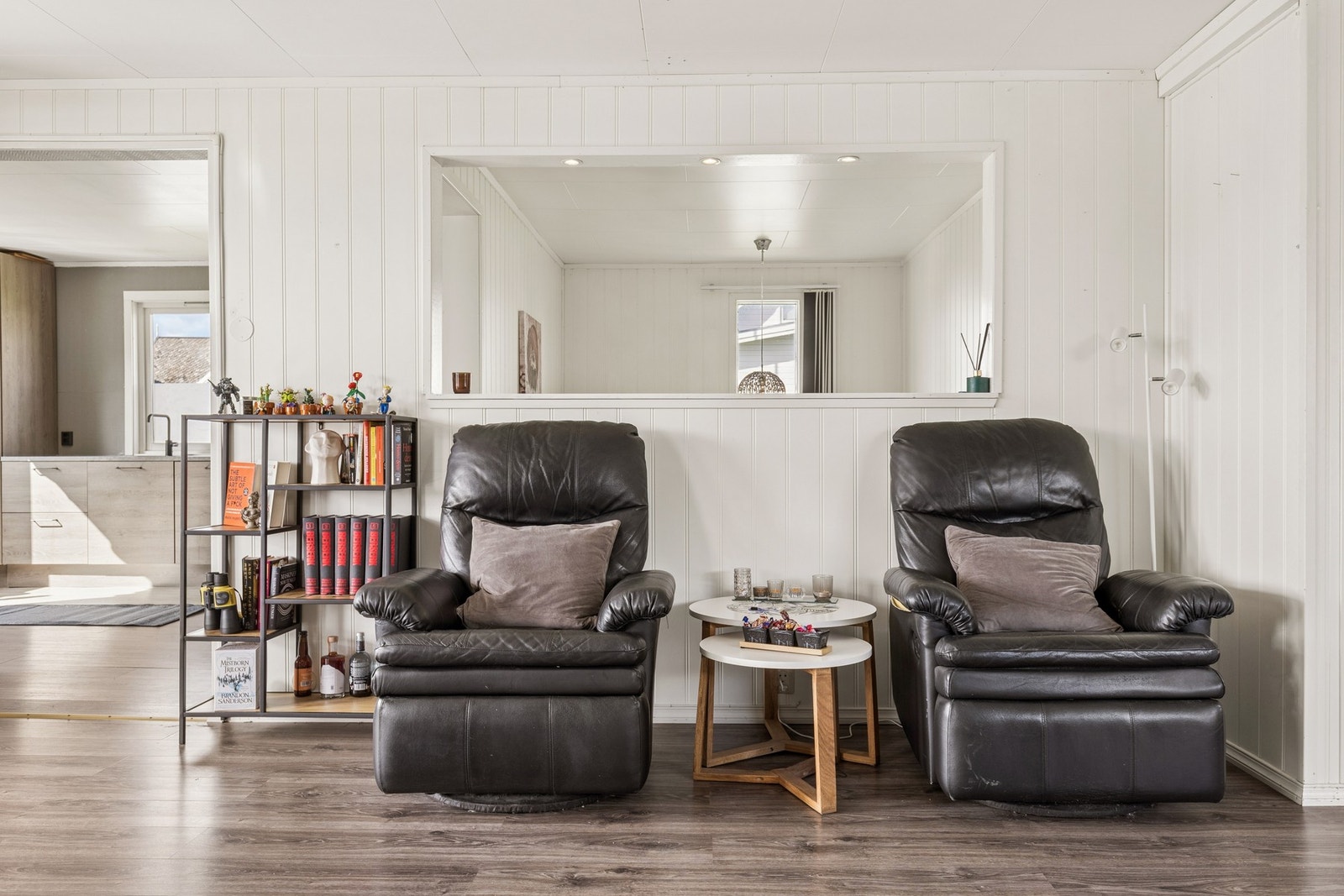 Stuen har overflater med en kombinasjon av trepanel og malte plater. Galleribilde