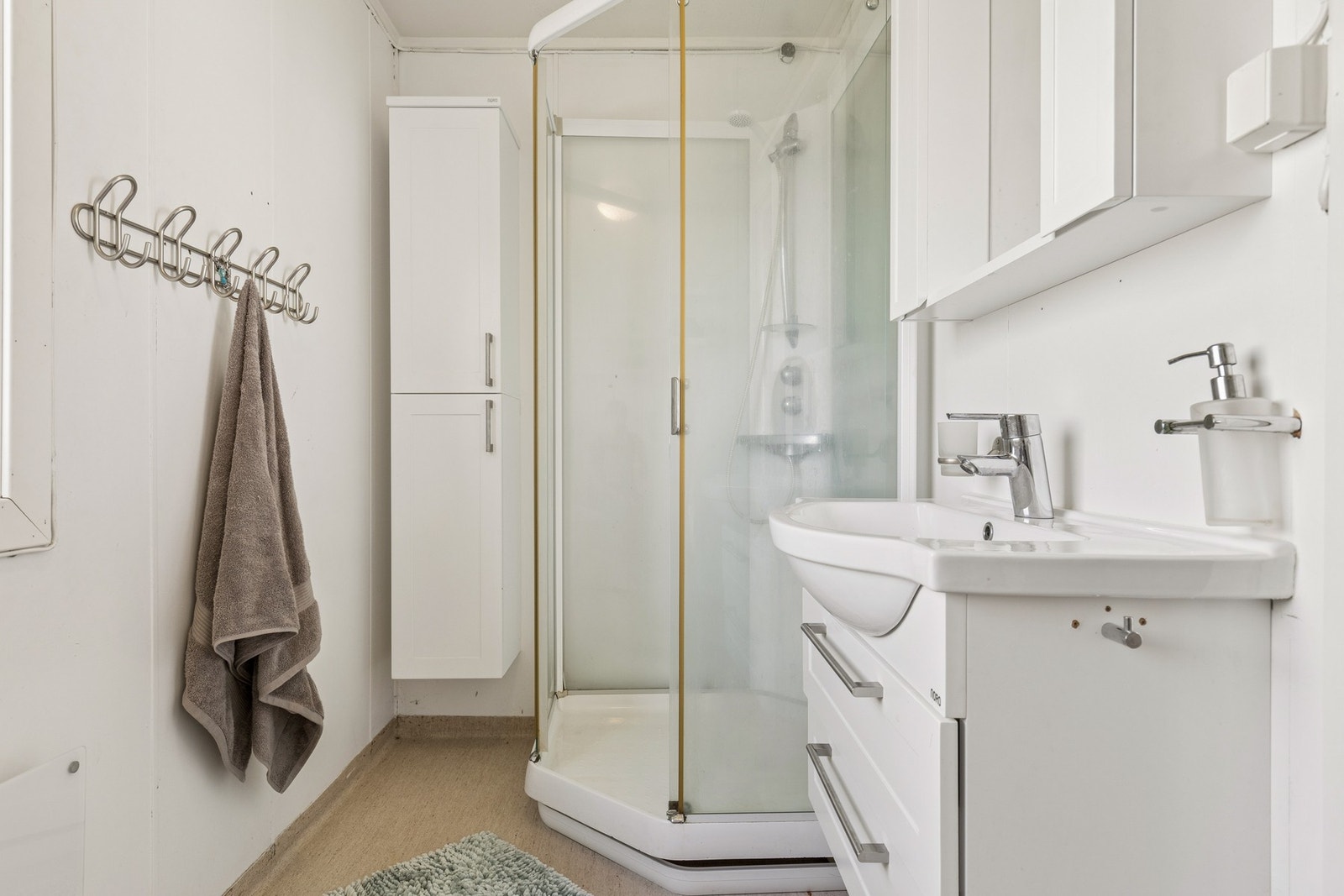Vegghengte skap på badet gir ekstra oppbevaringsplass. Galleribilde