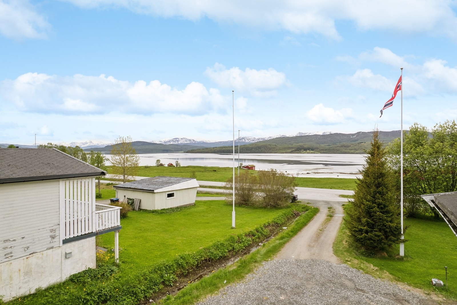 Utsikt mot fjorden og fjellene i horisonten. Galleribilde