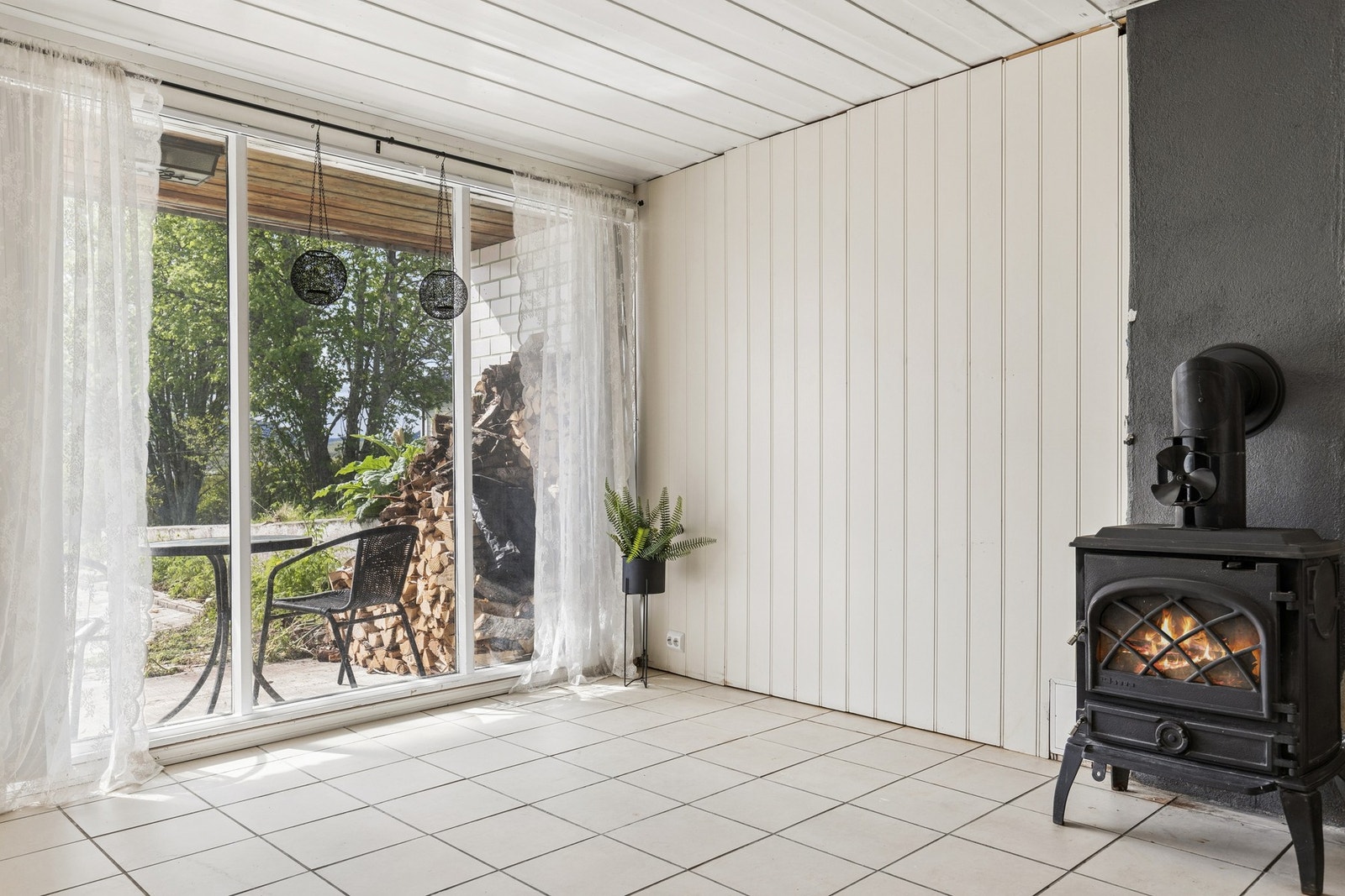 Rommet i kjelleren har flislagt gulv og utgang til uteområdet. Galleribilde