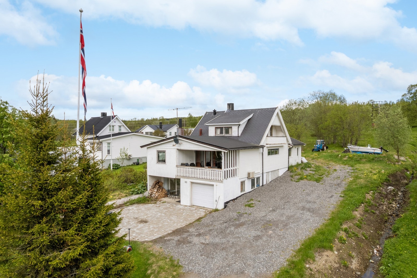 Eiendommen har en integrert garasje i kjelleretasjen. Galleribilde