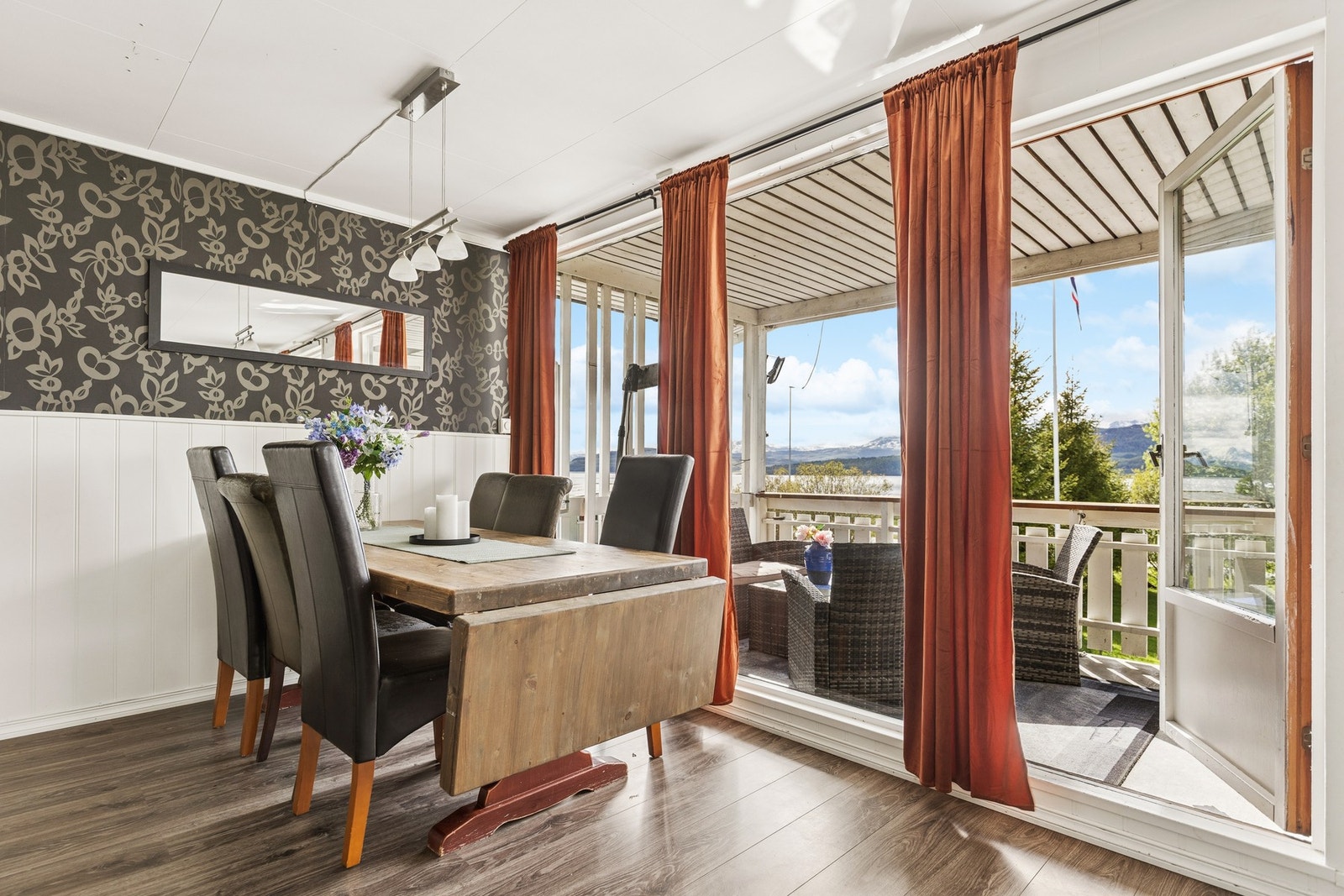 Fra spisestuen er det direkte utgang til en overbygd balkong på 18 m². Galleribilde
